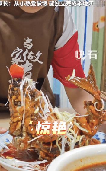 重庆，一个9岁的四年级男孩，请同学和同学家长来家里做客，居然独自操持了一整桌宴席