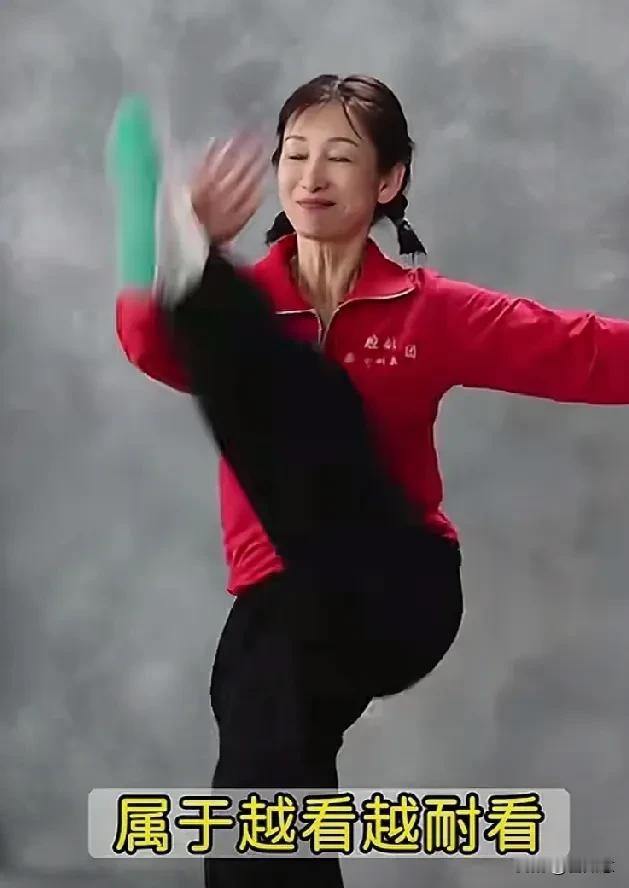 秦海璐真是越来越有魅力了，她的“喝酒窝”太吸引人。
那个“喝酒窝”更是为她的魅力