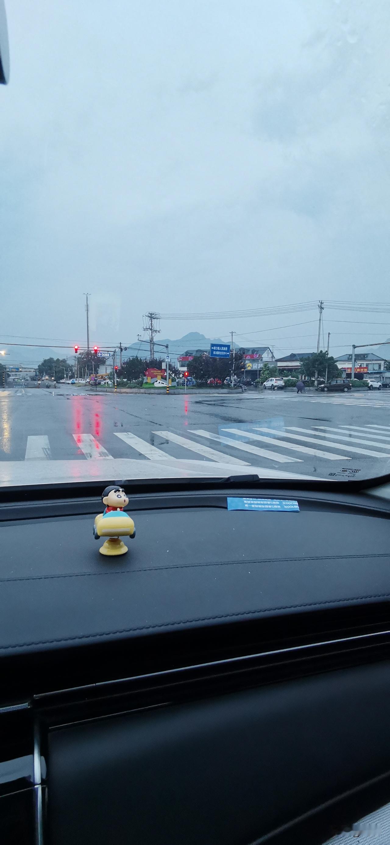 今天早晨的北京，突如其来的一阵雨，打湿了路面，也让人明显地感受到，一阵秋雨一阵凉