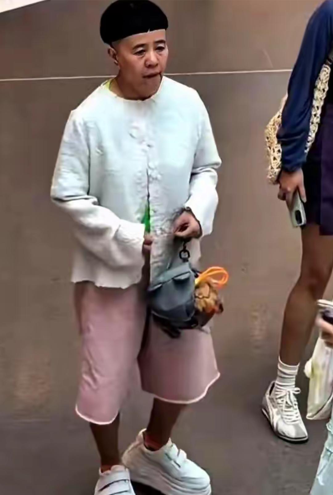 金龟子呀！金龟子，你就不能换换发型吗？顶了几十年不变的锅盖头，不觉得自己厌烦了吗