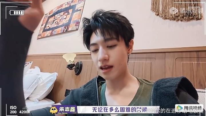 朱志鑫语言表达能力朱志鑫解释发黑白滤镜照片 朱志鑫说戴墨镜，眼前黑白，眼睛却有色