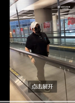 机场偶遇韩红老师，真的去支援那英了啊。韩红一去，叶赫那拉地位不保啊 ​​​