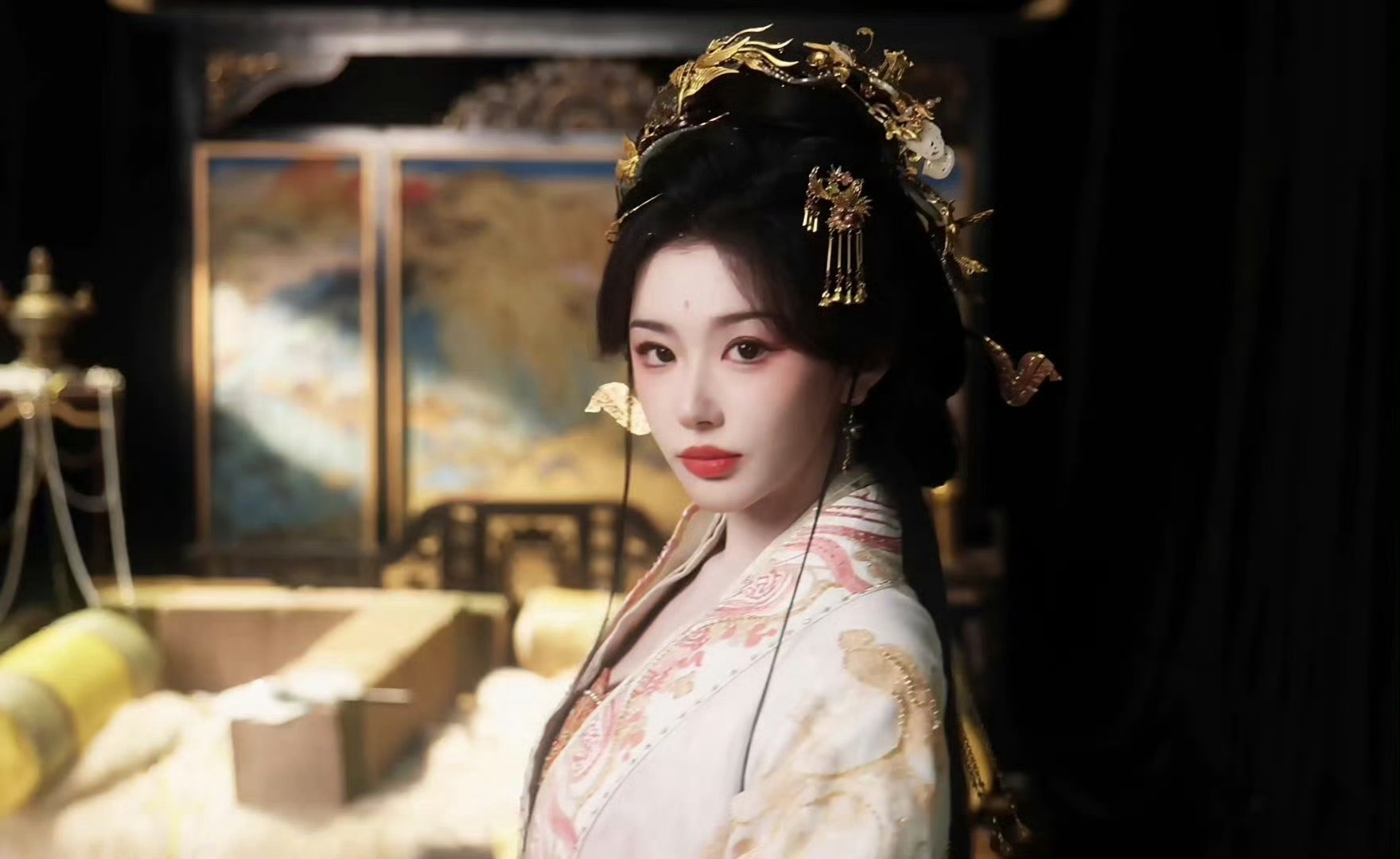 孔雪儿从粉白裙装的灵动到蓝色常服的神秘，昭阳公主李述的多面性格在造型上就立住了