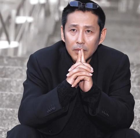 陈道明说："当你开始讨厌自己的父母，内心对他们产生反感，并清晰地察觉到他们身上的