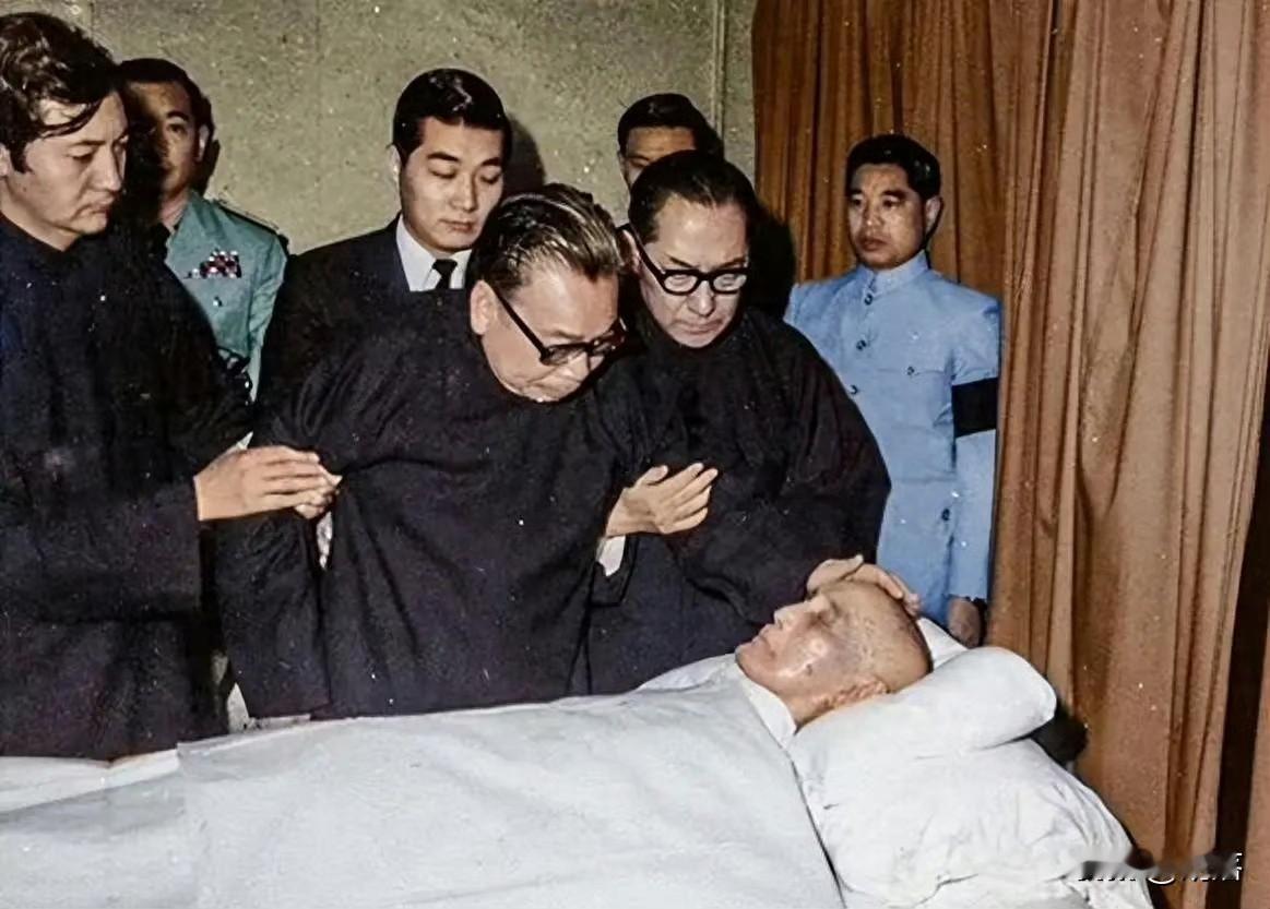 一九七五年四月五日，夜色渐深。士林官邸内，一场无声的战役正在八十八岁的蒋介石身上