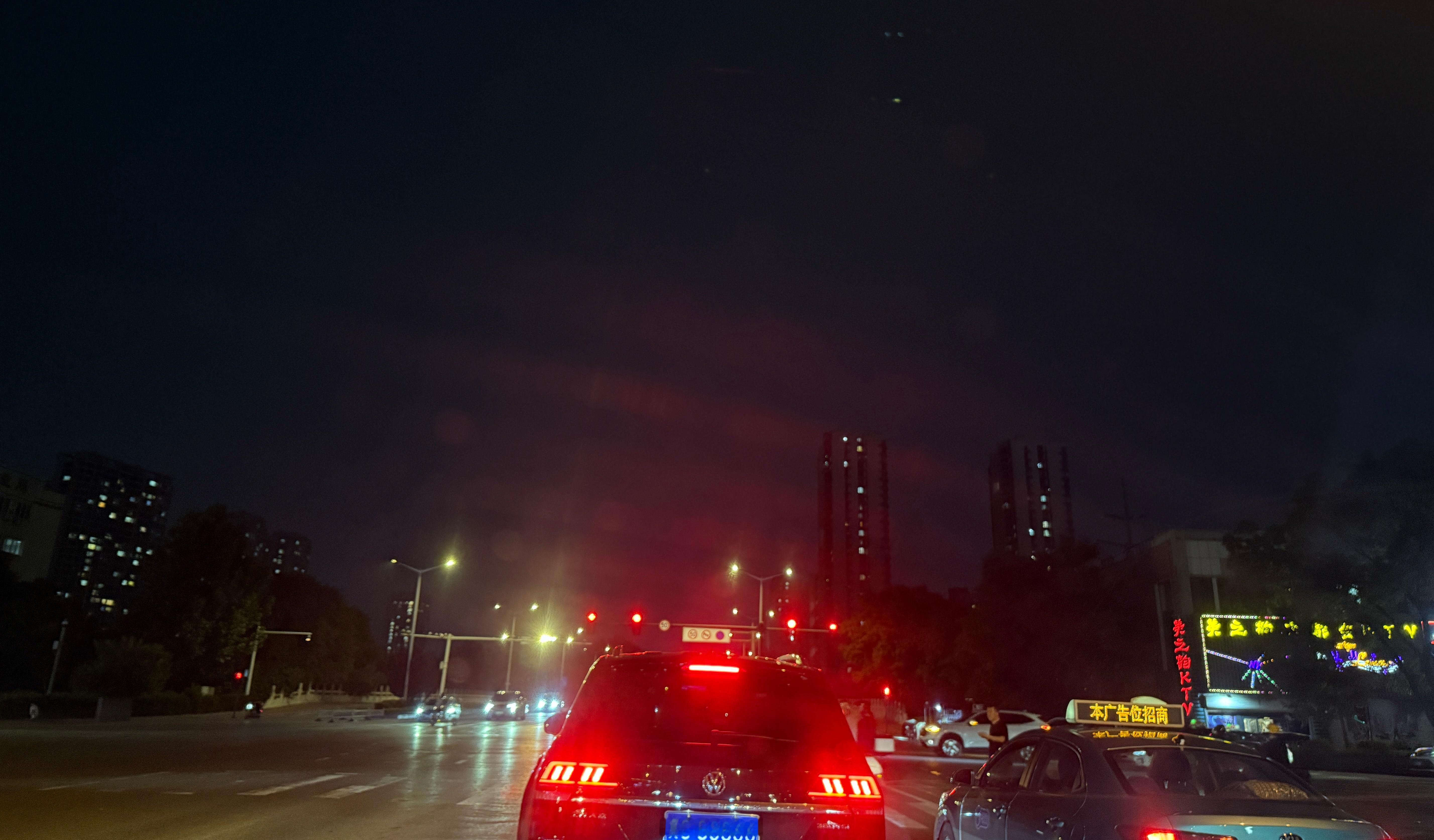 汪曾祺说：“一定要，爱着点什么，它让我们变得坚韧，宽容，充盈。”在路上…… 