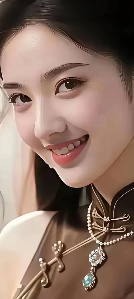 微笑的少女，精致的项链，优雅的气质