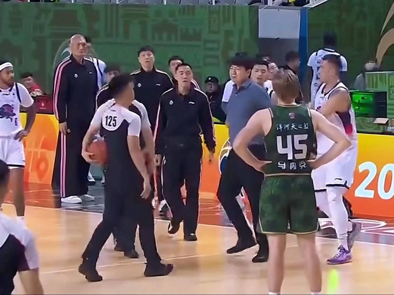 在处罚俱乐部教练和球员上，篮协一直在向足协看齐，只需用三个字来形容。
克利斯只是