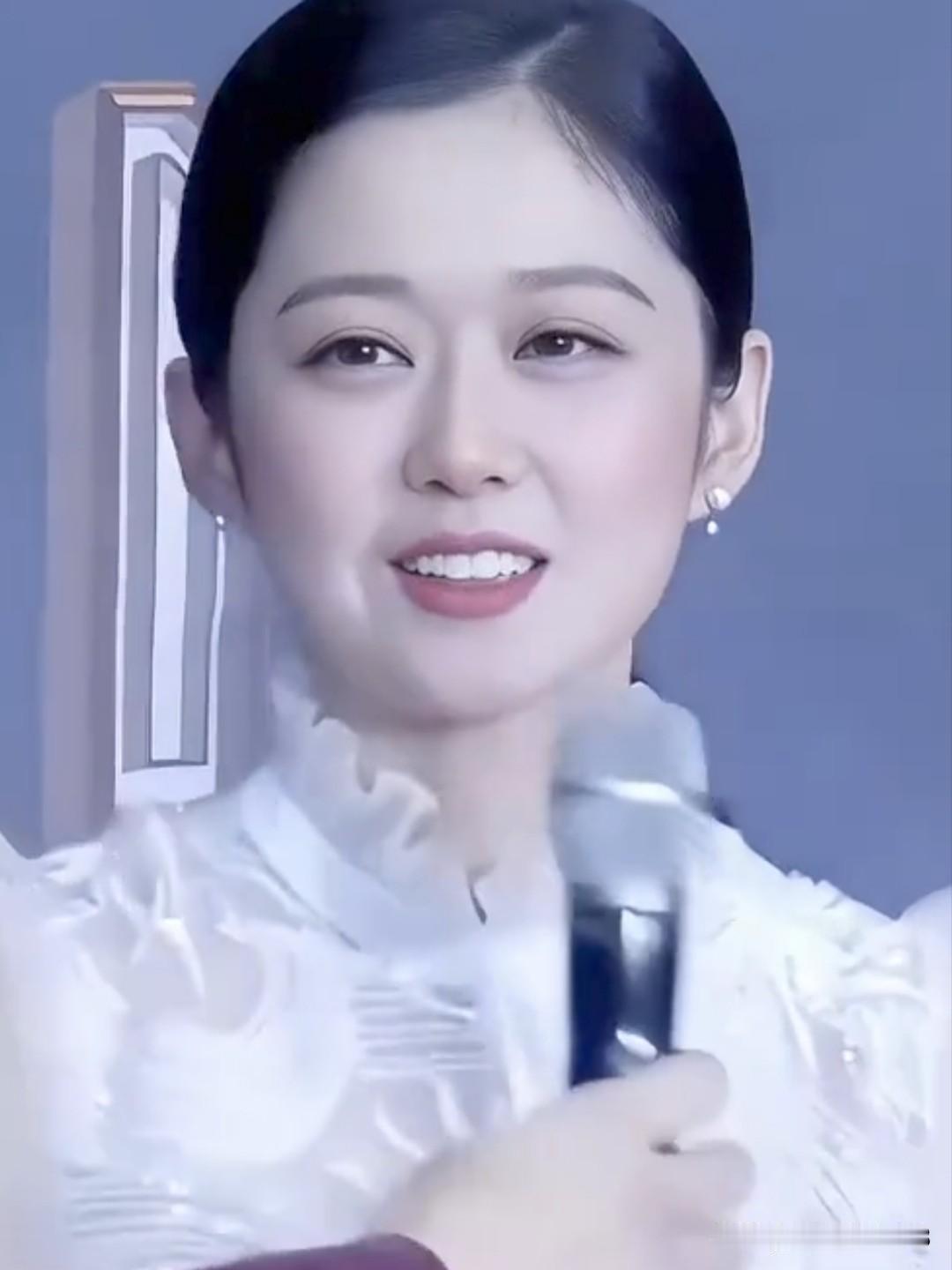 > 张娜拉一笑，时光倒流。童颜不老，甜嗓依旧，四十三岁仍是被岁月偏爱的少女。你想