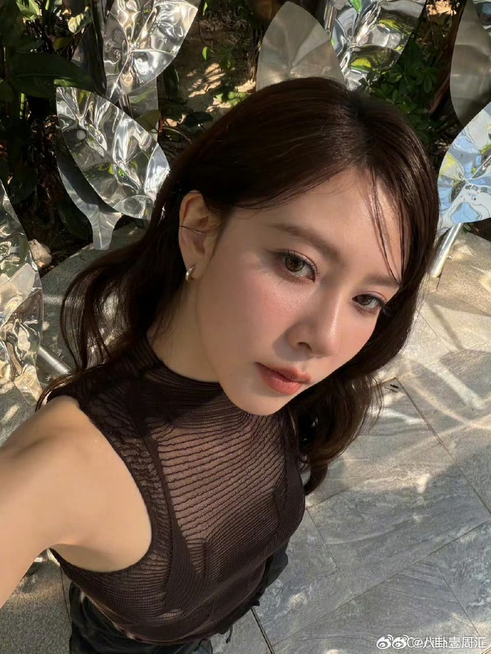 宋妍霏空气刘海高马尾 高马尾一扎，活力全开，空气刘海柔化线条，美到让人移不开眼 