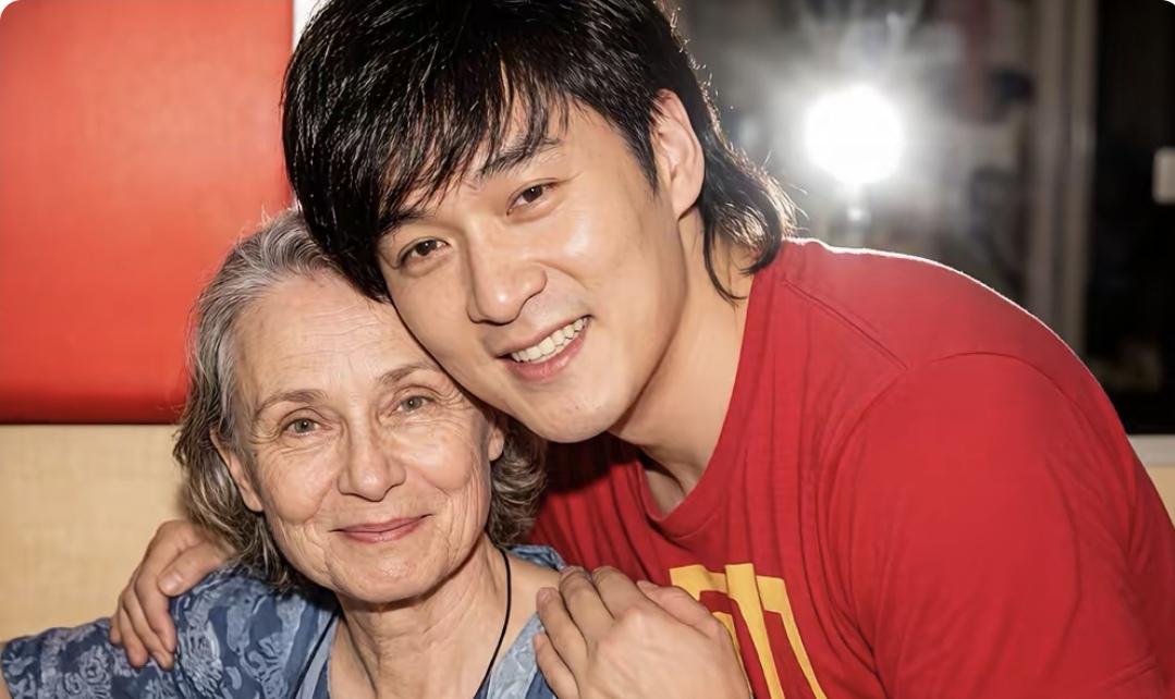 照片里笑得一脸灿烂的男子，正是华语乐坛的“国民歌王”周华健。身边被他紧紧搂着的，