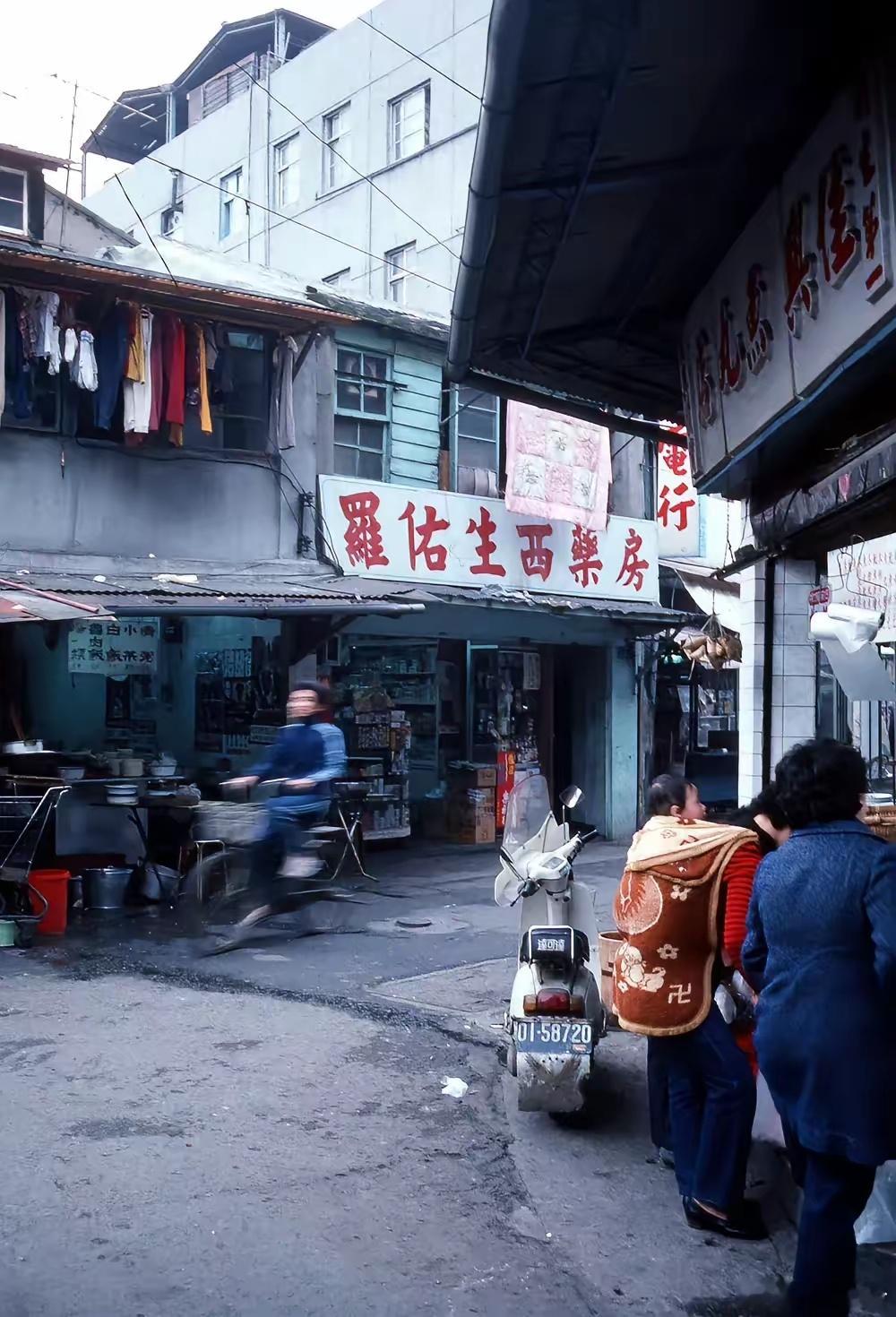 街角，台湾，1984年摄。 