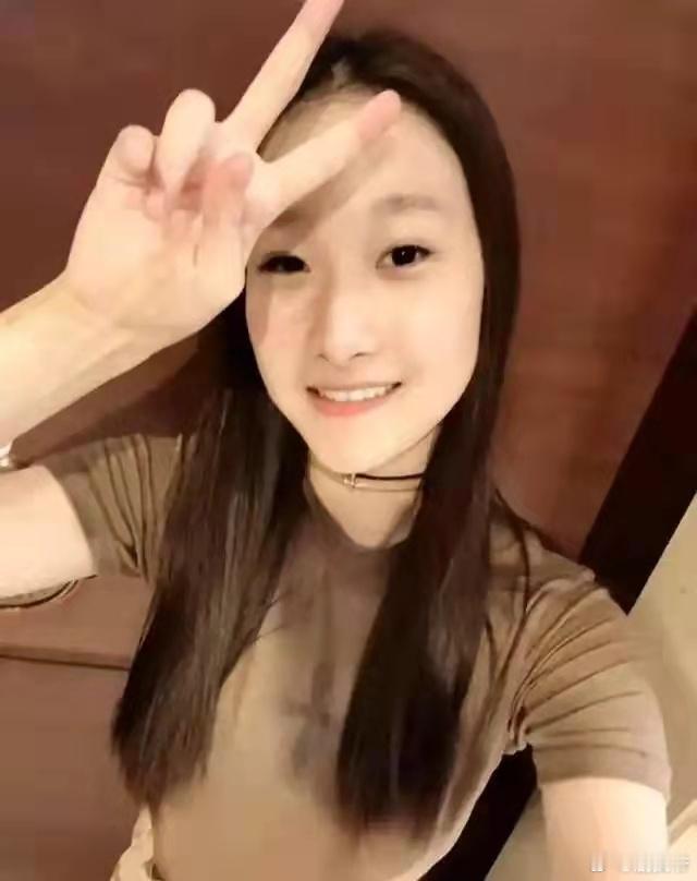 马伊琍女儿吃绿豆冰棍遛弯。16岁文君竹越长越清秀，和妈妈一样瘦！ ​​​