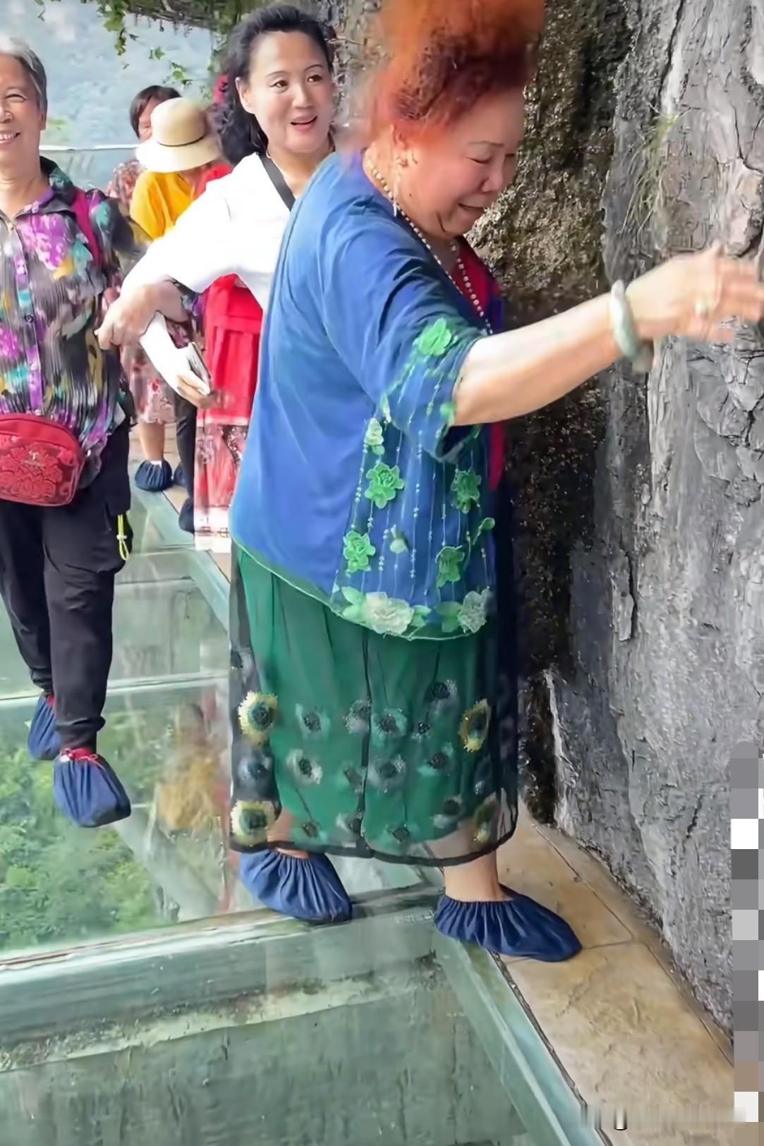 朋友们你敢走玻璃栈道吗？我走过一次，虽然是距离不远，但让我走的心惊胆战的！

其