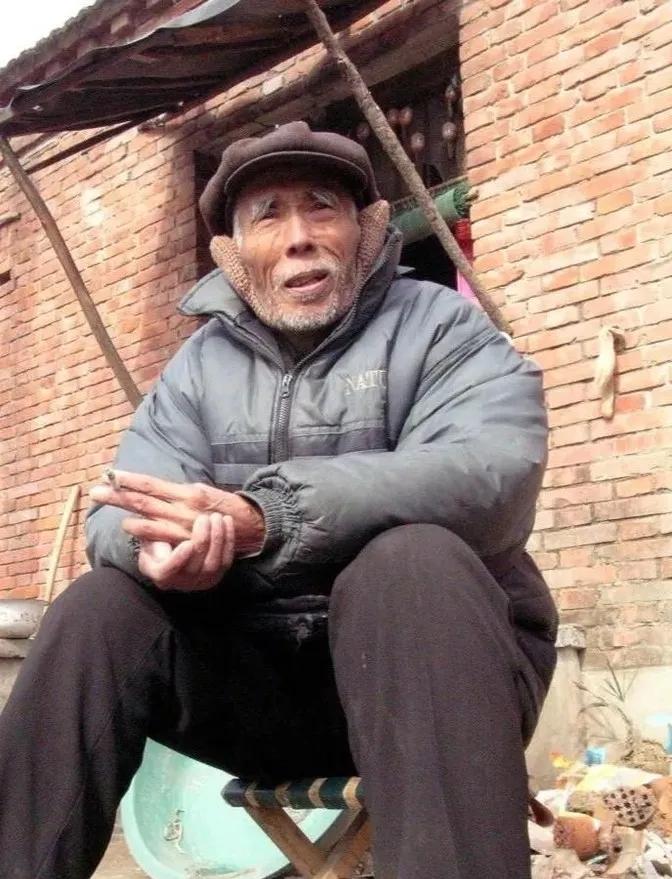 1949年，敌人让杨钦典把白公馆剩下的19名地下党员全部杀了。这时，一个地下党员