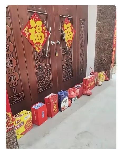 门缝塞礼盒，

亲戚不进门，

年味还在吗。

今年初二早上，我跟表哥开车回老家