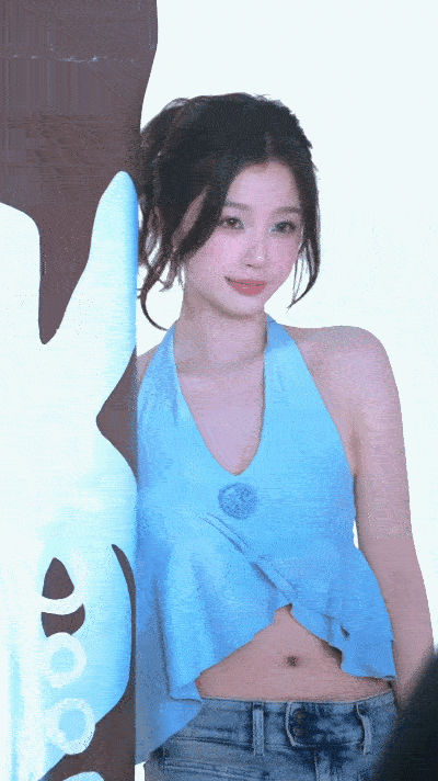 虞书欣 蓝色魅影💙啊啊啊这个造型美得很！不愧是高妹，好适合做立牌诶！！看到这组