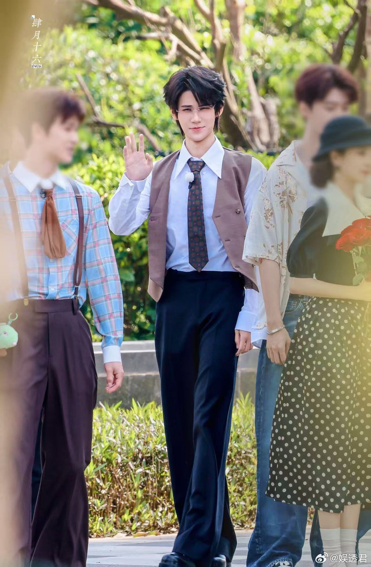 张真源董事长 气场与颜值双在线的董事长造型，从容优雅的模样让人过目难忘，既有上位