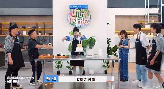 #张天爱什么时候学会的打碟##听说很好吃#在节目中，张天爱的表现引发打碟联想，《