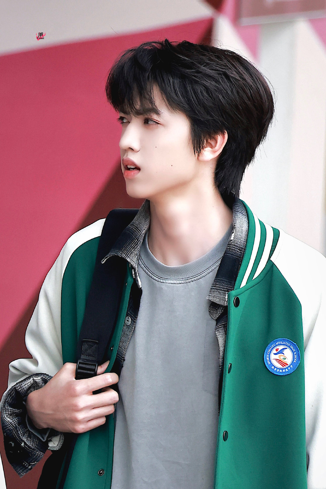 张桂源蓝色星星卫衣张桂源校草级别的美貌   张桂源今日路透来啦！好优越的骨相，简