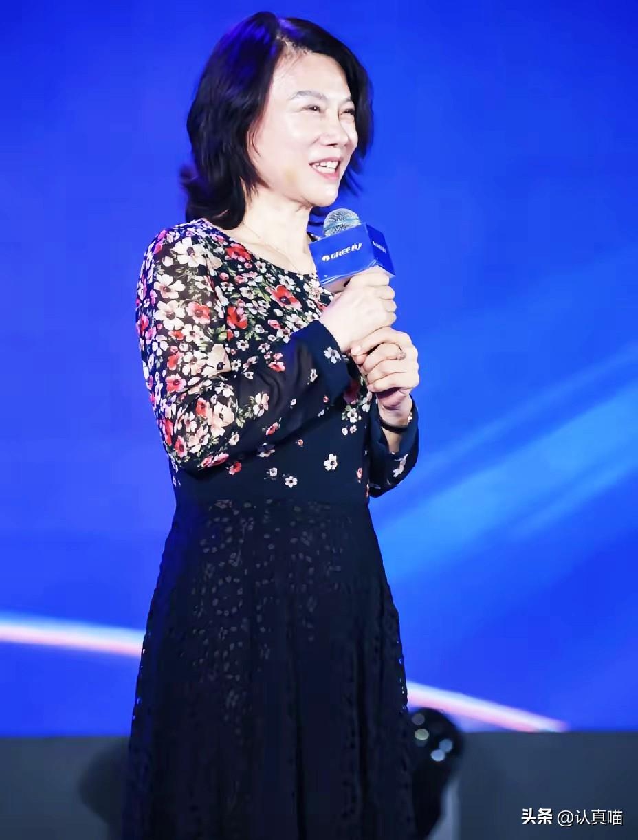 别再神话“AI替代人”了，董明珠这句话，直接戳破真相！

“机器人可以进厂，但人