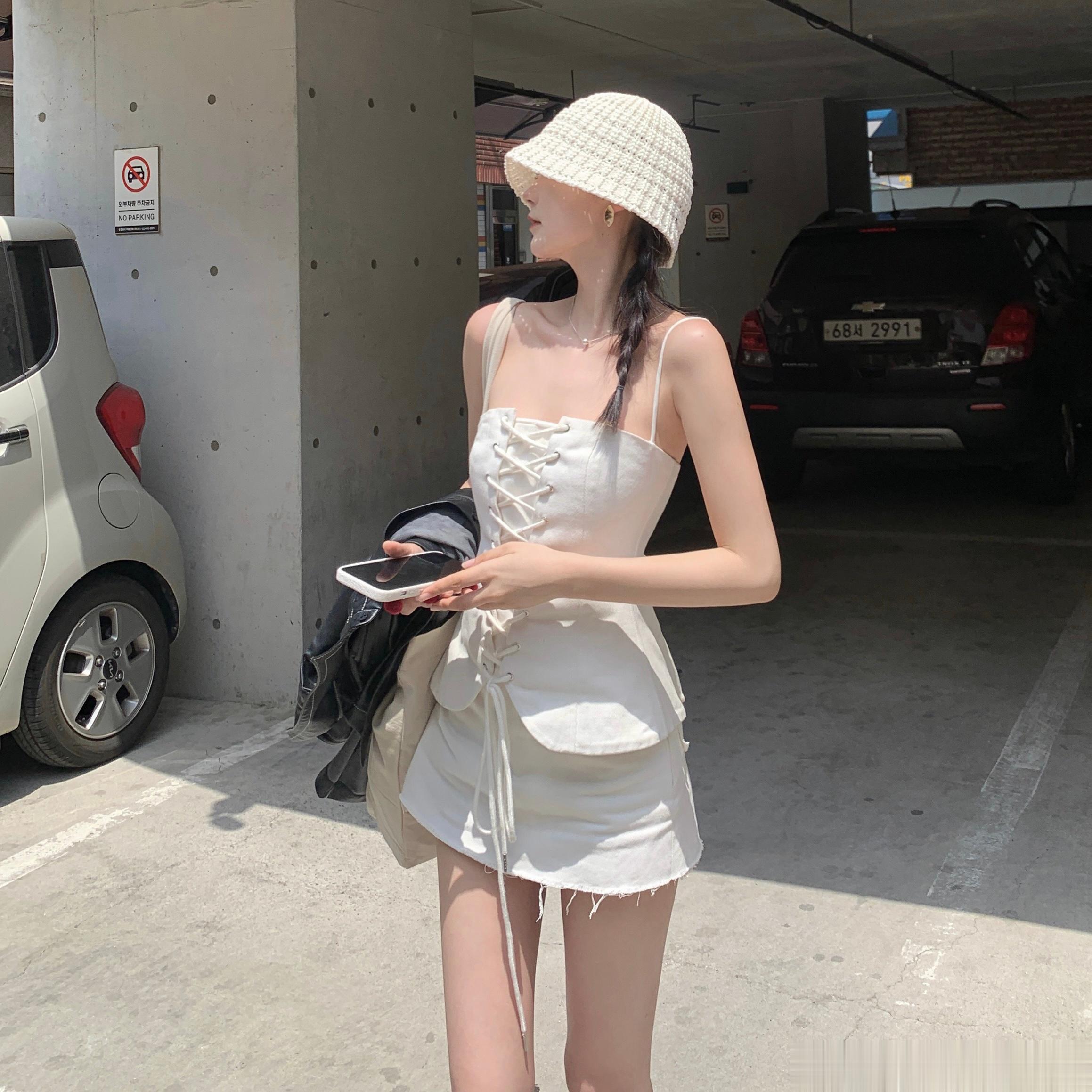 很重工的一款小套装上衣大身做了鱼骨定型 沙漏型立体束胸设计 非常凸显曲线双排器眼