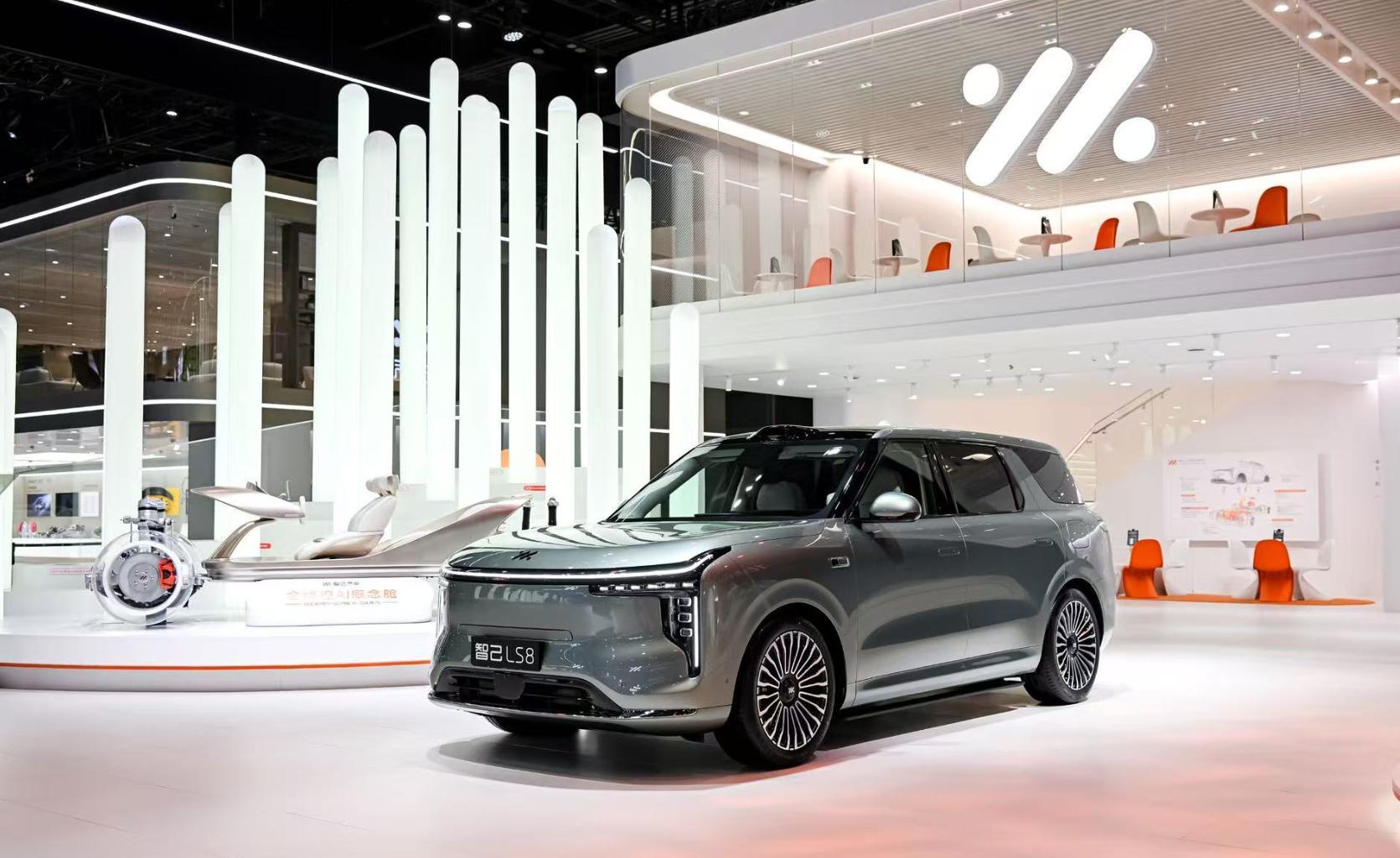 北京车展智己展台亮点挺多的！25万级智己LS8，实打实入门即满配，同级独有全线控