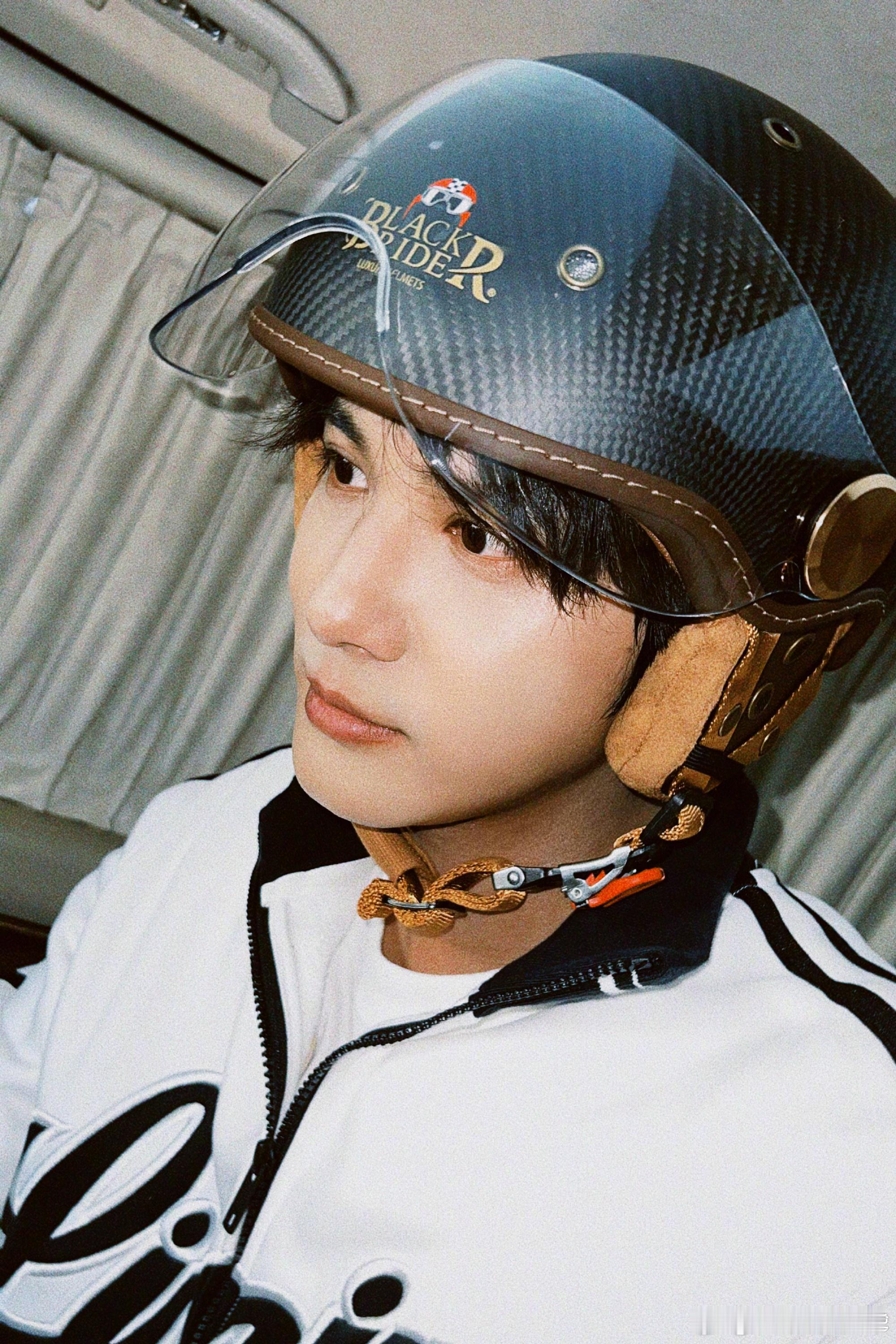 郑业成是不是背着我们干解说了 郑业成解说萌娃对决代入感拉满！《小娃娃大世界》里情