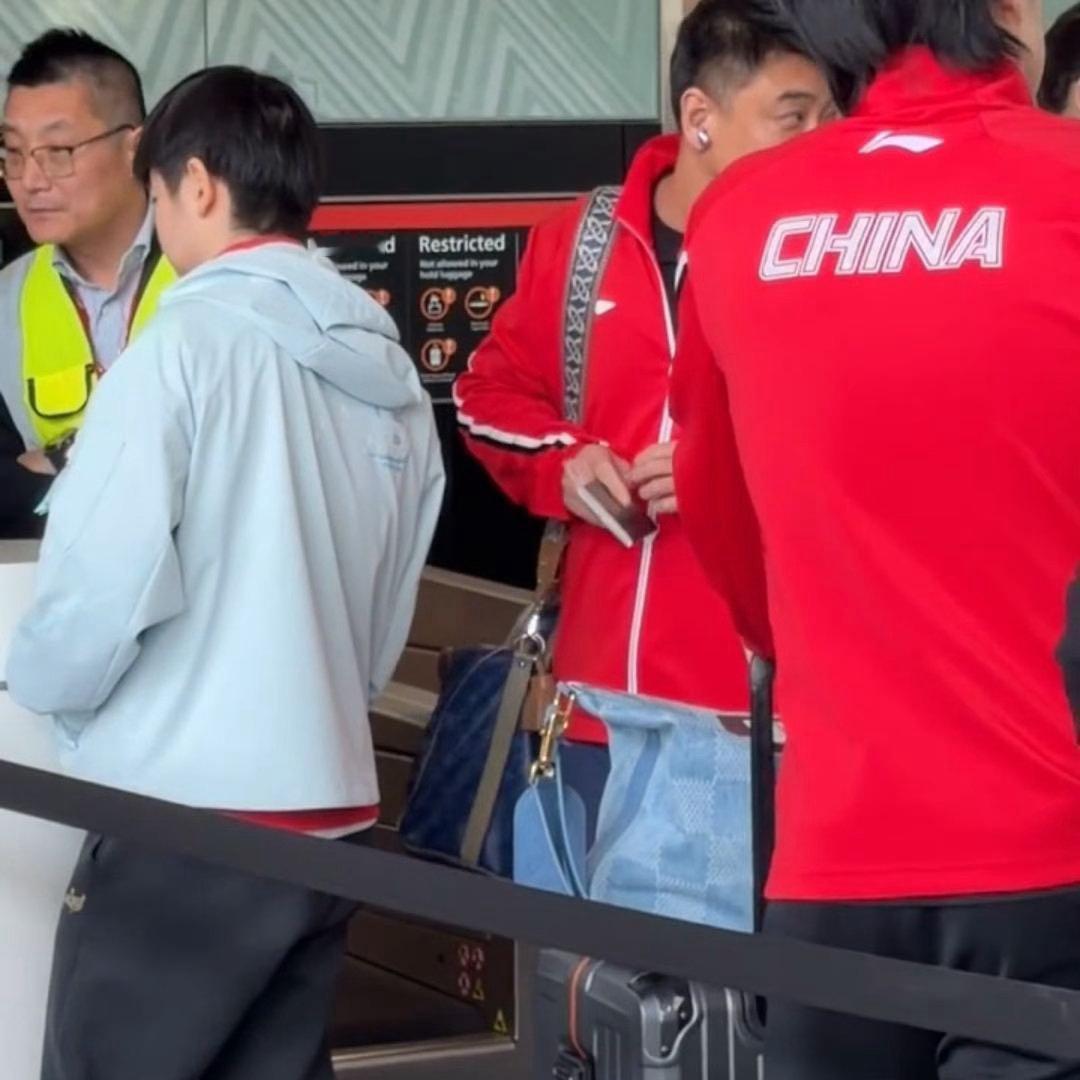 载誉而归！国乒结束伦敦世乒赛征程启程回国，机场路透满是疲惫与温柔，下个赛场再见！