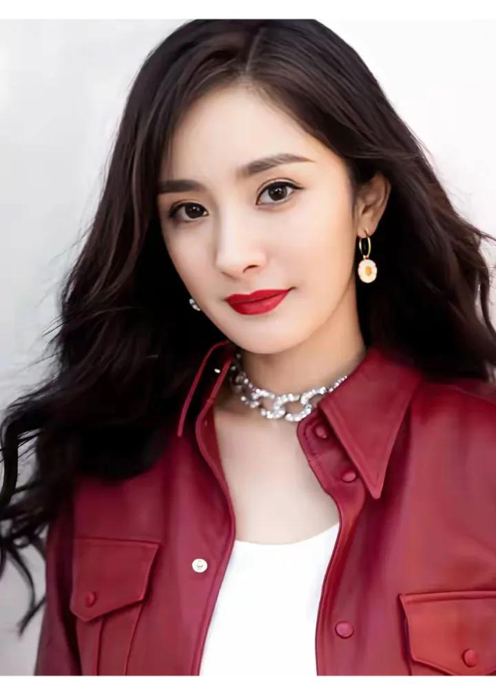 杨幂：隐性的性感，深度的魅力

杨幂，娱乐圈中一颗璀璨的明星，她以一种与众不同的