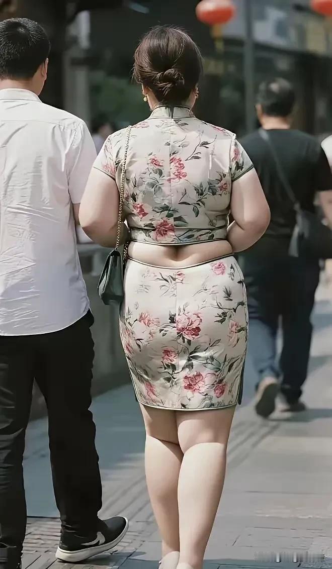 女的胖不趁穿旗袍，衣服勒的太紧绷。你看，她这样穿真的好看吗？

这女的身材稍微有