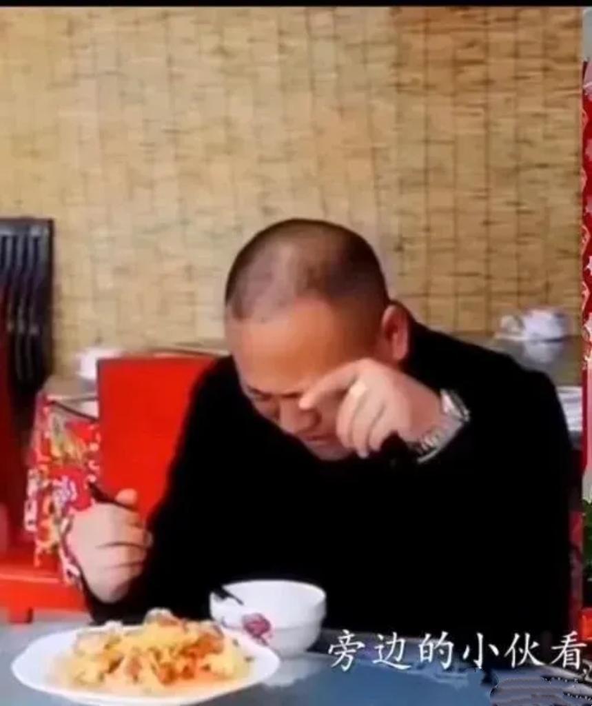 饭店吃西红柿炒鸡蛋，男子吃到一半激动大喊：快带我见厨师！山东的豆天明，在建筑行业