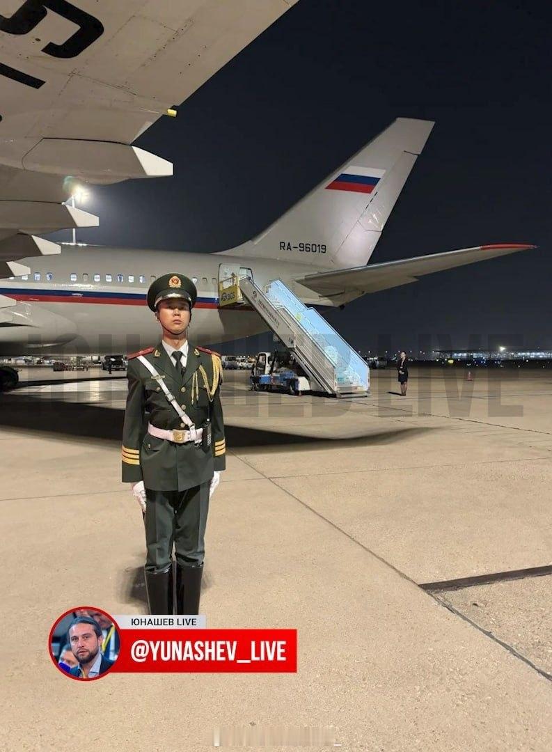 尤纳舍夫：我们落地了。记者团受到的迎接规格当然比不上总统，但机场跑道上还是为我们