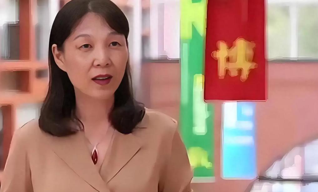 杜建英图什么？


三十多年一声不吭
今年突然上台唱戏了。
有人说她是为了争口气