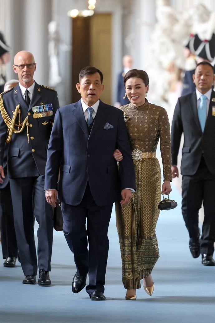 4月30日，是苏提达王后抵达瑞典的第二天，苏提达和老公玛哈国王在瑞典参加了一个教