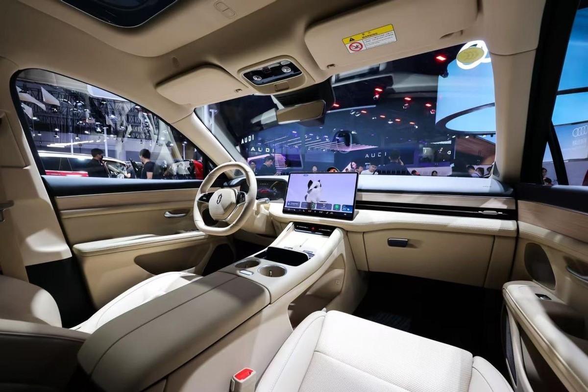 网上看了很久的问界新M5 Ultra跃影红车色今天终于在成都车展看到实车了，流线