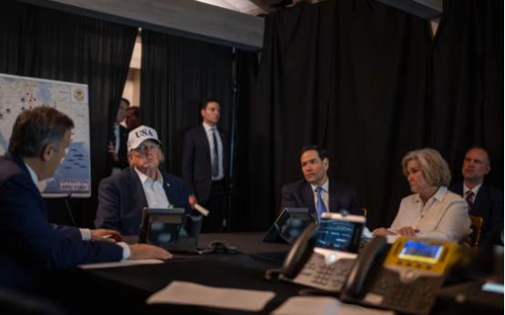 美国怕了？白宫紧急封控，总统行程取消......
 
特朗普在中东四处挑事、滥施