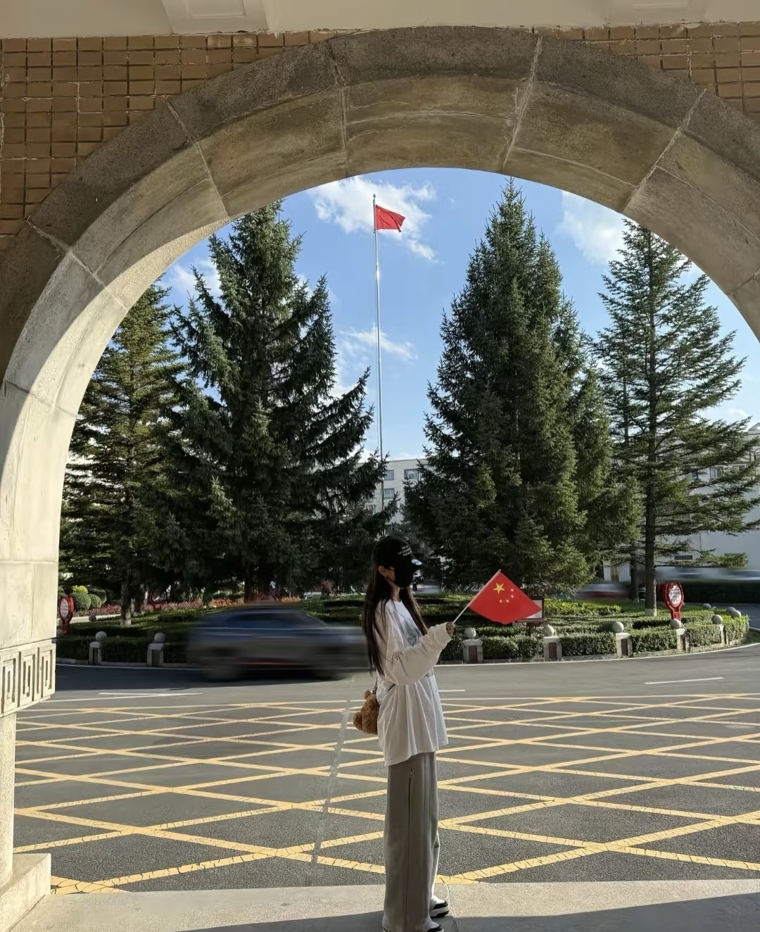杨幂去了龙井日本遗址博物馆杨幂去了龙井日本遗址博物馆，还发来了旅行明信片[送花花