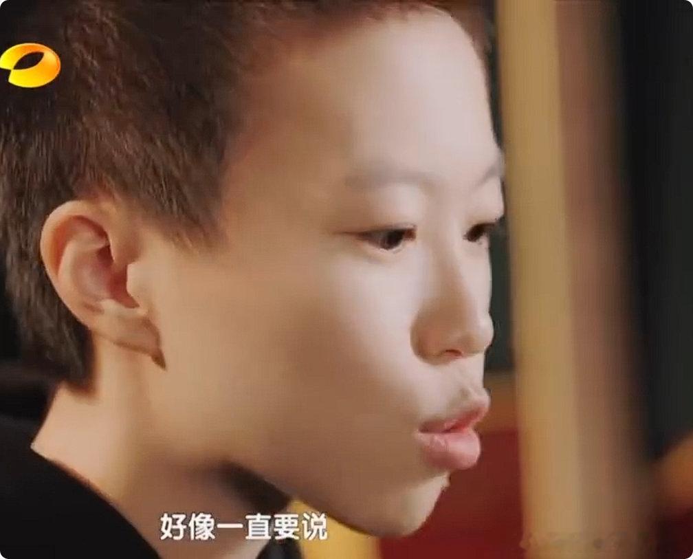 歌手直播窦靖童害怕跟父母有比较这份忐忑特别真实，换谁都会有这样的心理负担 