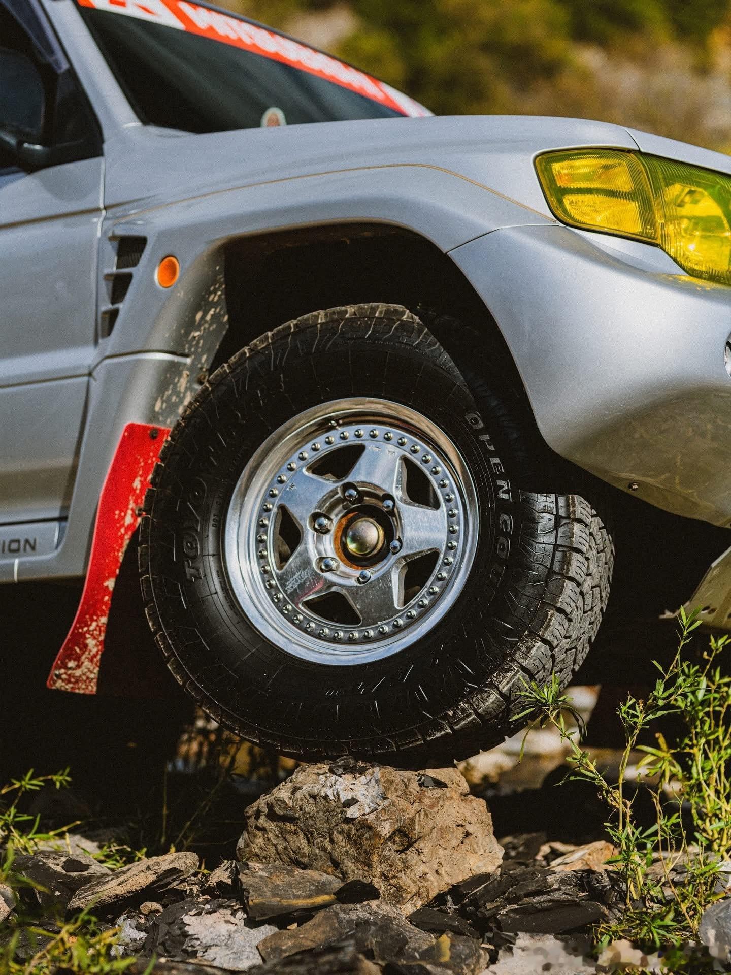 这台车是三菱帕杰罗Evolution（常简称为帕杰罗EVO），具体基于第二代帕杰