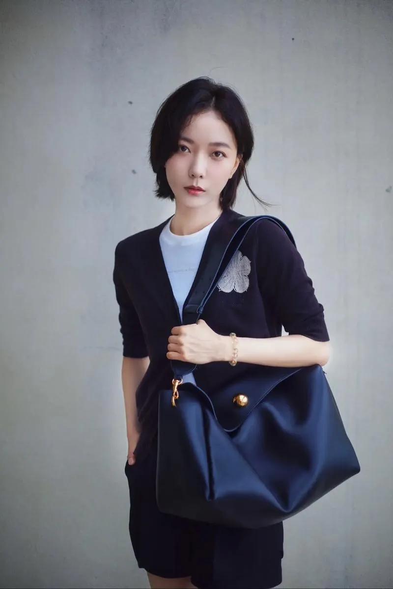 曾经的“京城四小花旦”王珞丹，如今过起了令人意想不到的生活。41岁的她，选择搬进