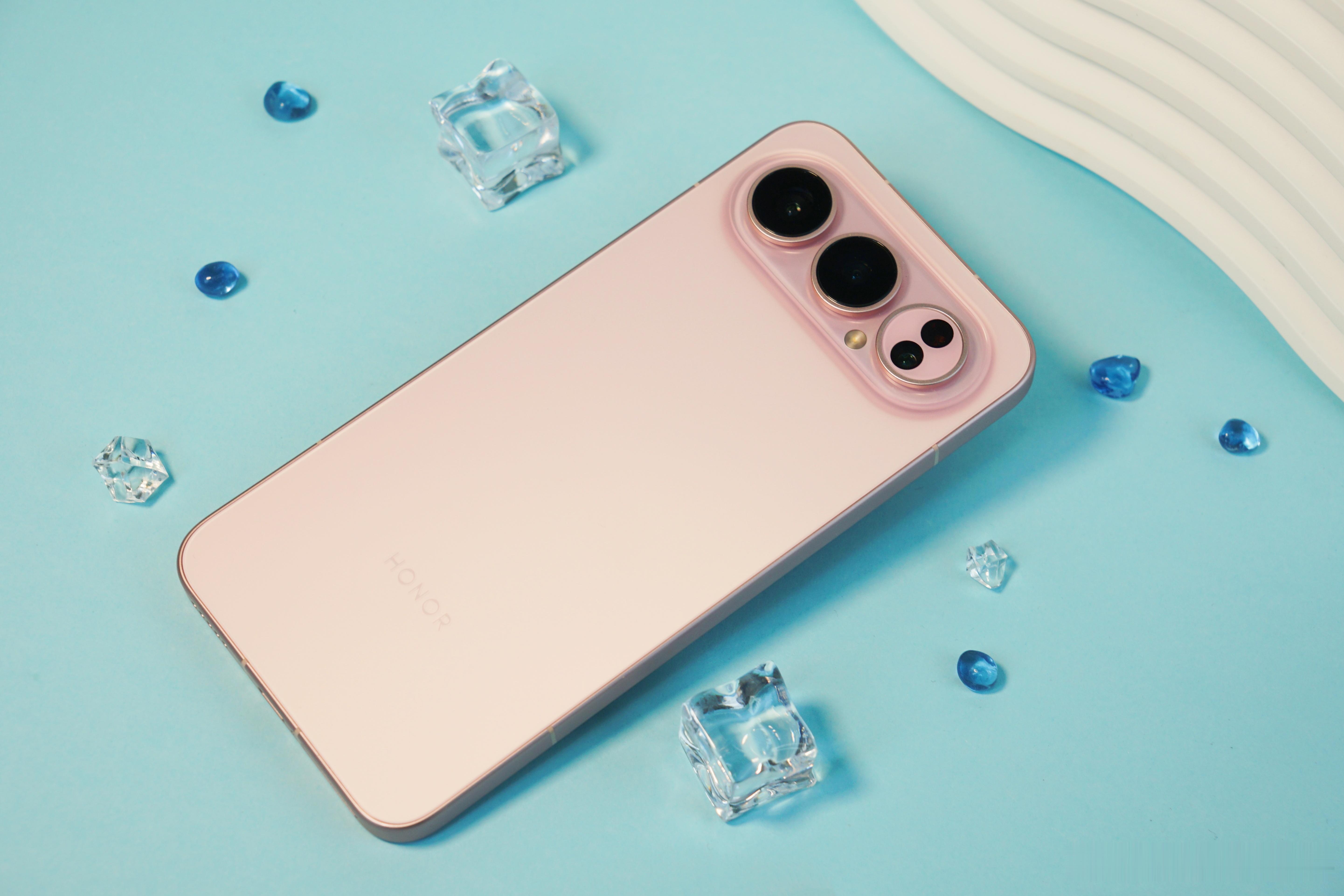 荣耀500 Pro搭载的是骁龙8E处理器，性能不用担心。瞧，肖战正在用荣耀500