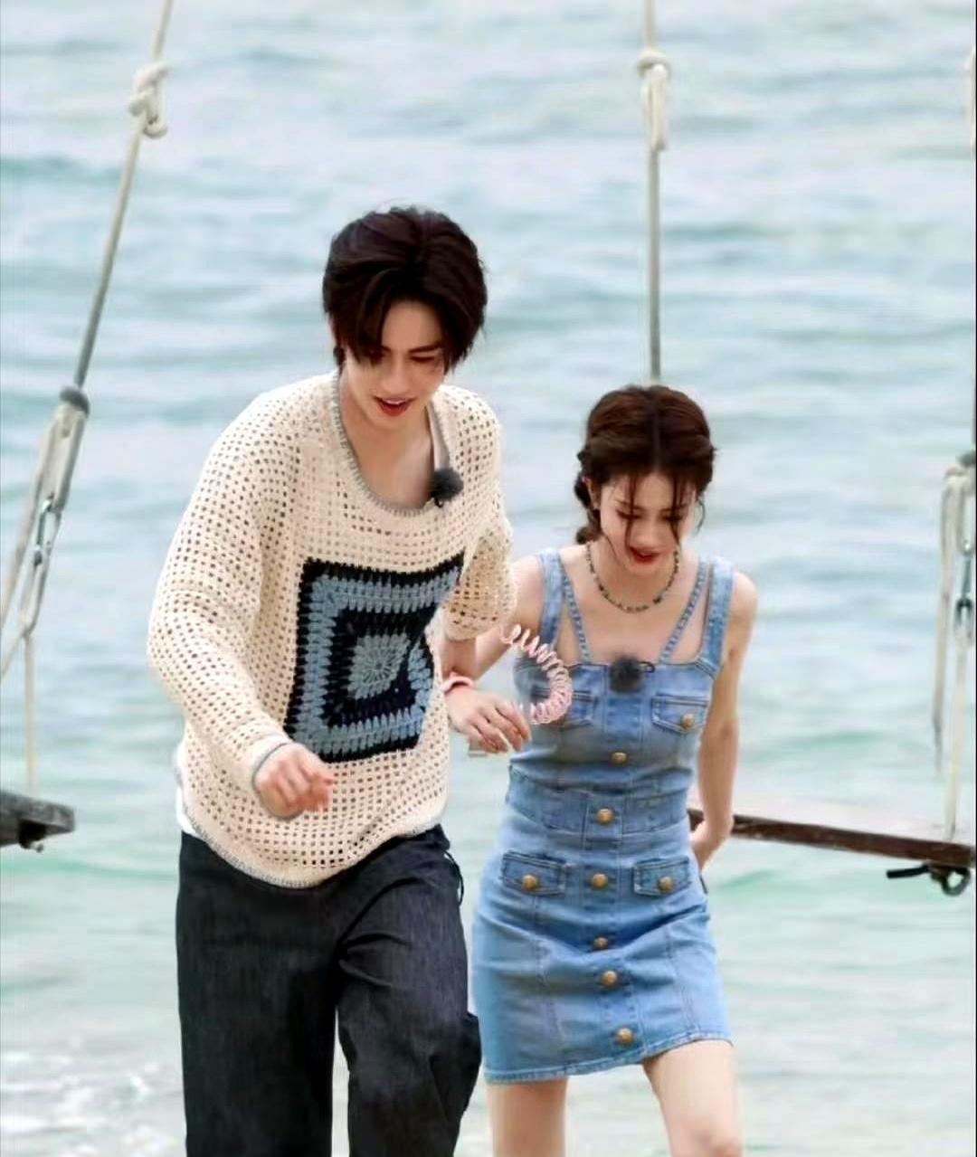 刘大锤一句“那会儿还住酒店”，比啥都扎心。
你以为是在聊恋爱？
其实是在给你标注