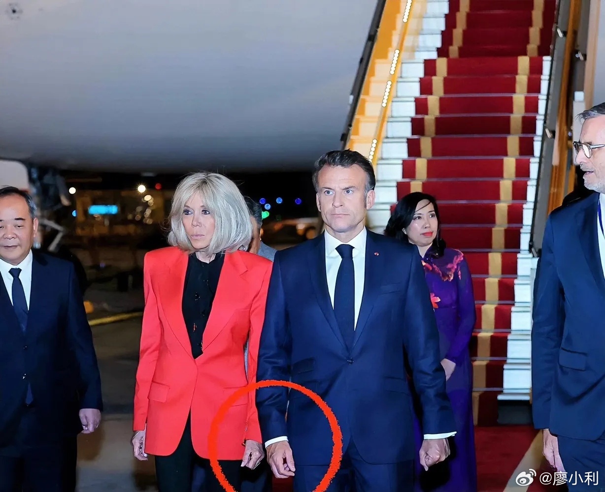 今天世界头条，法国第一夫人在飞机上把总统马克龙给打了！原因暂时不明！ ​​​