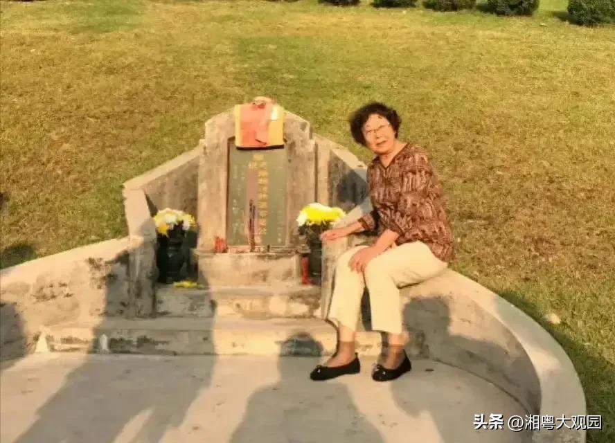 这是郭庶英晚年时在墓地旁的留影，很多人说是郭沫若的墓地，其实是误传！郭沫若旧居 