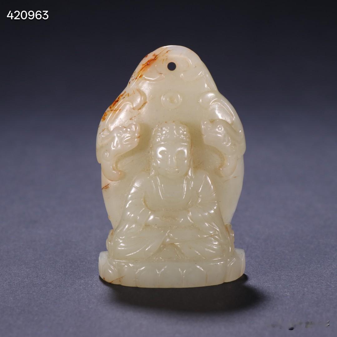 清代 和田玉螭龙玉佛。
规格-高5.88cm 宽3.73cm 重45.2g