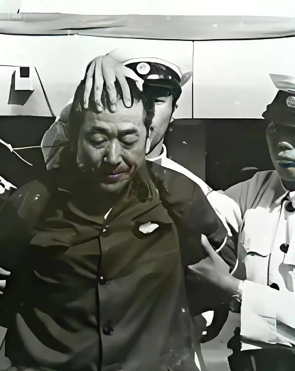 1988年初冬，吉林郊外刑场，76岁的死囚吕庆瑞跪在雪地里，头发花白，身躯佝偻。