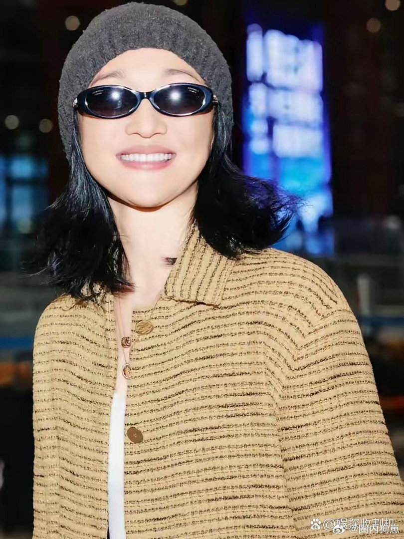 52岁周迅机场状态也太绝了！灰色帽子搭配墨镜，黄色条纹大衣简约又时尚，皮肤白皙细