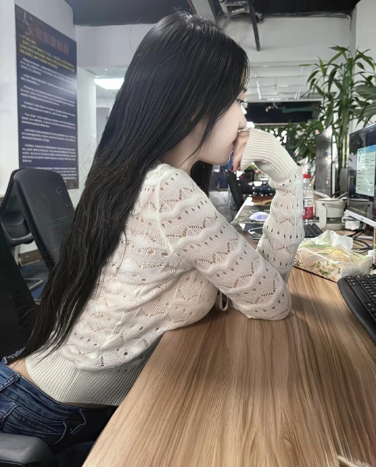 公司新招来的妹子就坐我旁边，我这一天天的硬挺着上班啊！[捂脸][捂脸][捂脸]