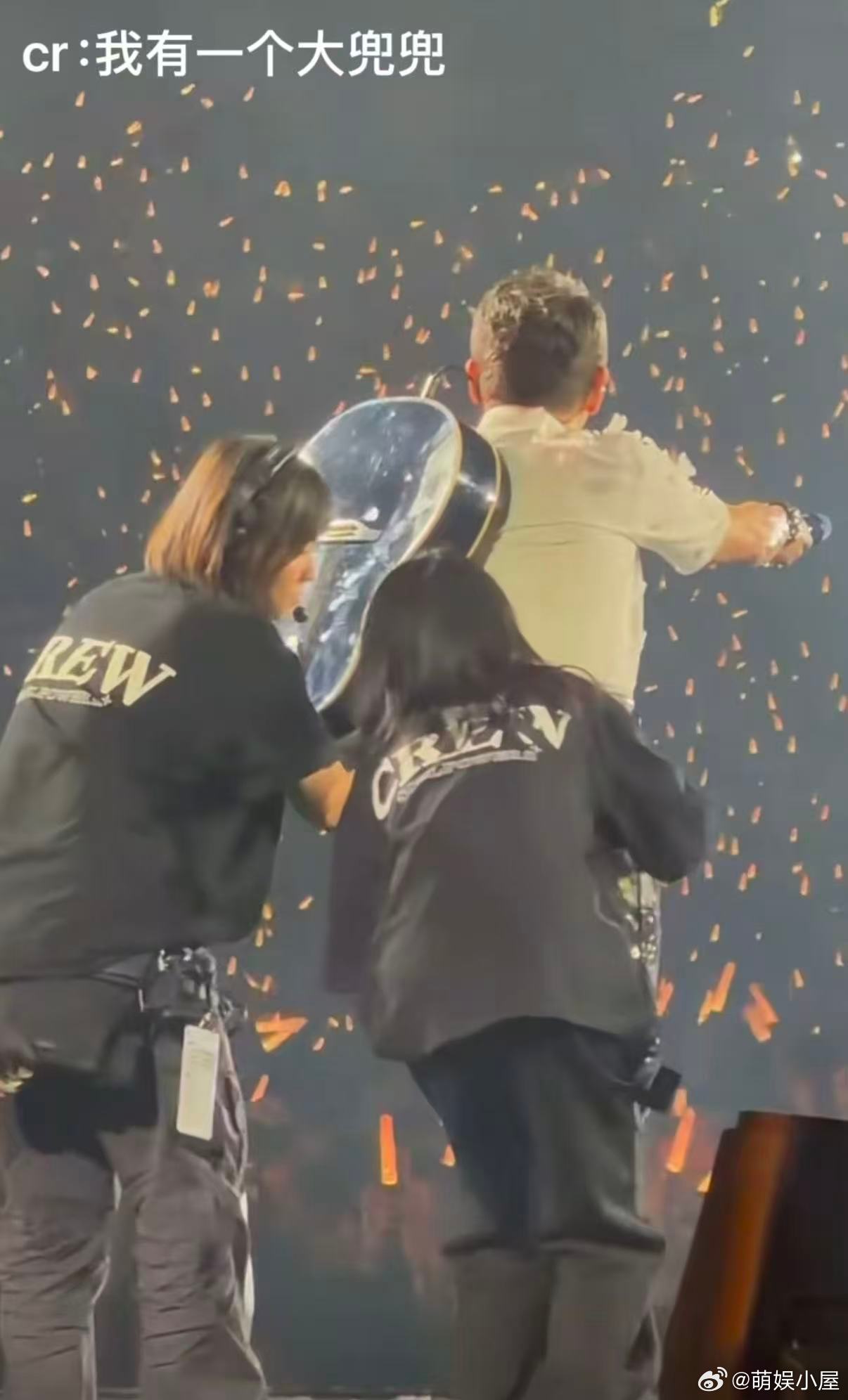 陶喆又闯祸被工作人员追着跑陶喆在舞台上玩跑男陶喆这状态也太鲜活了🥳，演唱会玩跑
